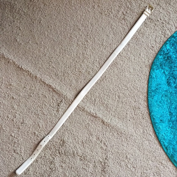 White faux leather belt with golden buckle - Picture 6 of 9